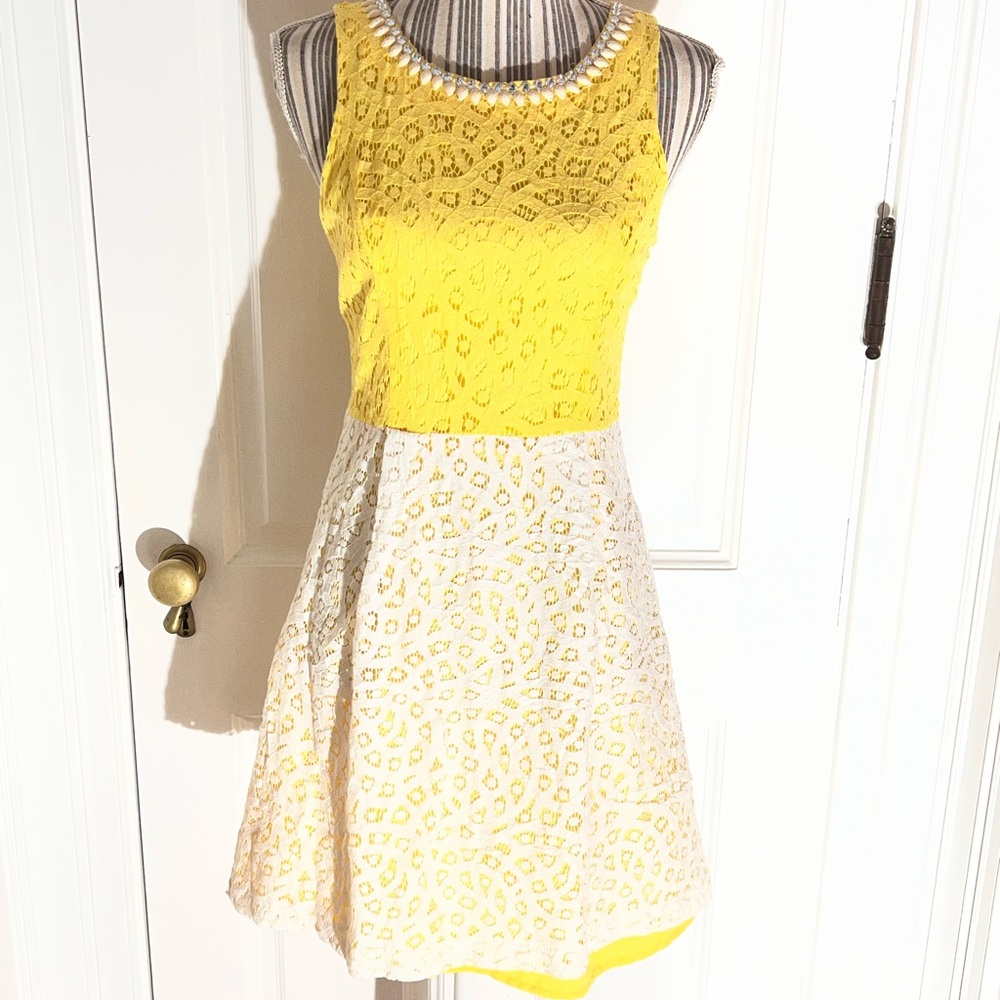 Yellow and White Lace Dress Kensie small sleeveless spring Easter elegant D352